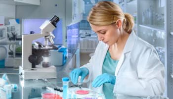 Zapobieganie wprowadzaniu sfałszowanych produktów leczniczych do hurtowni – wymagania prawne, serializacja i dobre praktyki