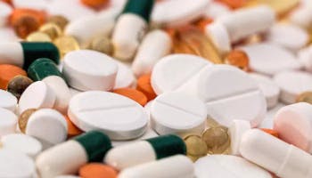 Jak zapobiegać pojawieniu się sfałszowanych produktów leczniczych w hurtowni farmaceutycznej?